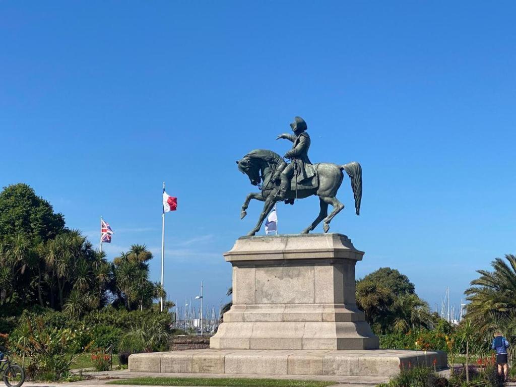 Le Hublot - Meuble Tourisme Classe 3 Etoiles Cherbourg-en-Cotentin Exteriör bild